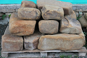 Kamenclub.ru: Песчаник для строительства и кладки (фр. 200-400 мм)  купить в Иркутске песчаник бежевый серый рыжий желтый блоки для строительства из песчаника 6500 руб/т   фото КАМЕНЬ КЛУБ