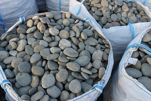 Kamenclub.ru: Галька речная плоская (ассорти) фр. 100-200-300 мм. купить  в Иркутске галька плоская разноцветная серый белый темно-серый синий речная галька ландшафтная 8000 руб/т   фото КАМЕНЬ КЛУБ