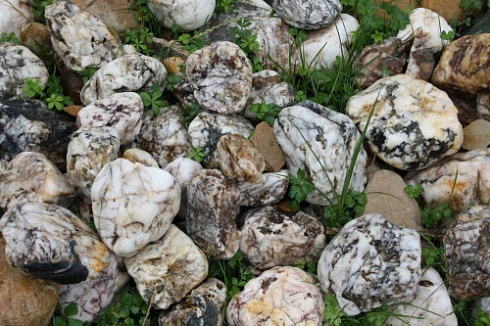 Kamenclub.ru: Кварцевый валунчик фр.100-300 мм.  купить в Иркутске кварц белый, бежевый молочный рыжий крупный природный камень галечник 7850 руб/т   фото КАМЕНЬ КЛУБ